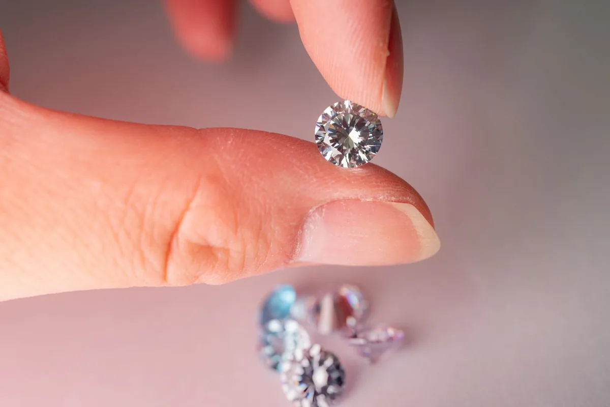 diamant držený mezi prsty zblízka