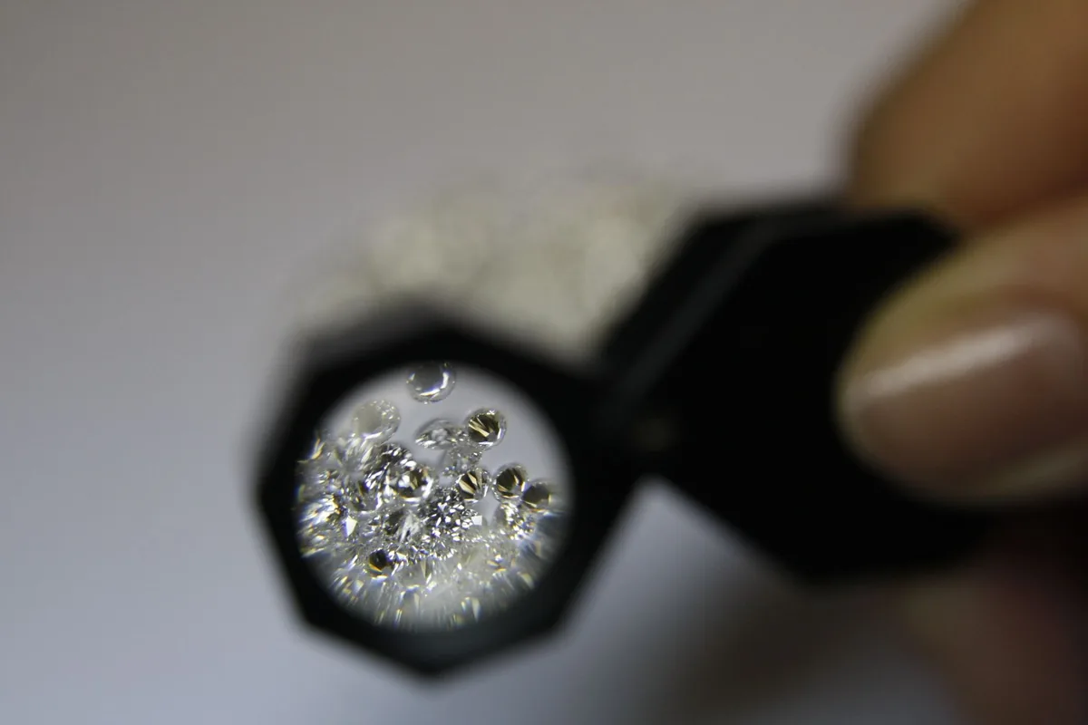 lupa s drobnými diamanty zblízka