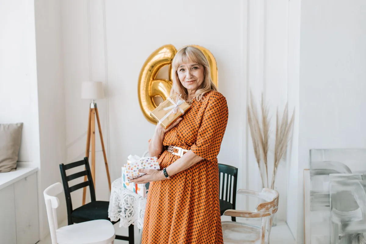 žena s bílými vlasy nosí náhrdelník a náušnice