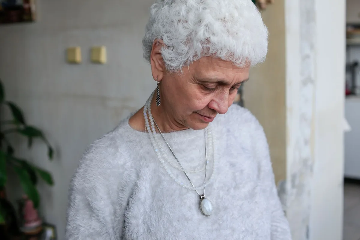 žena drží zabalené dárky na oslavě