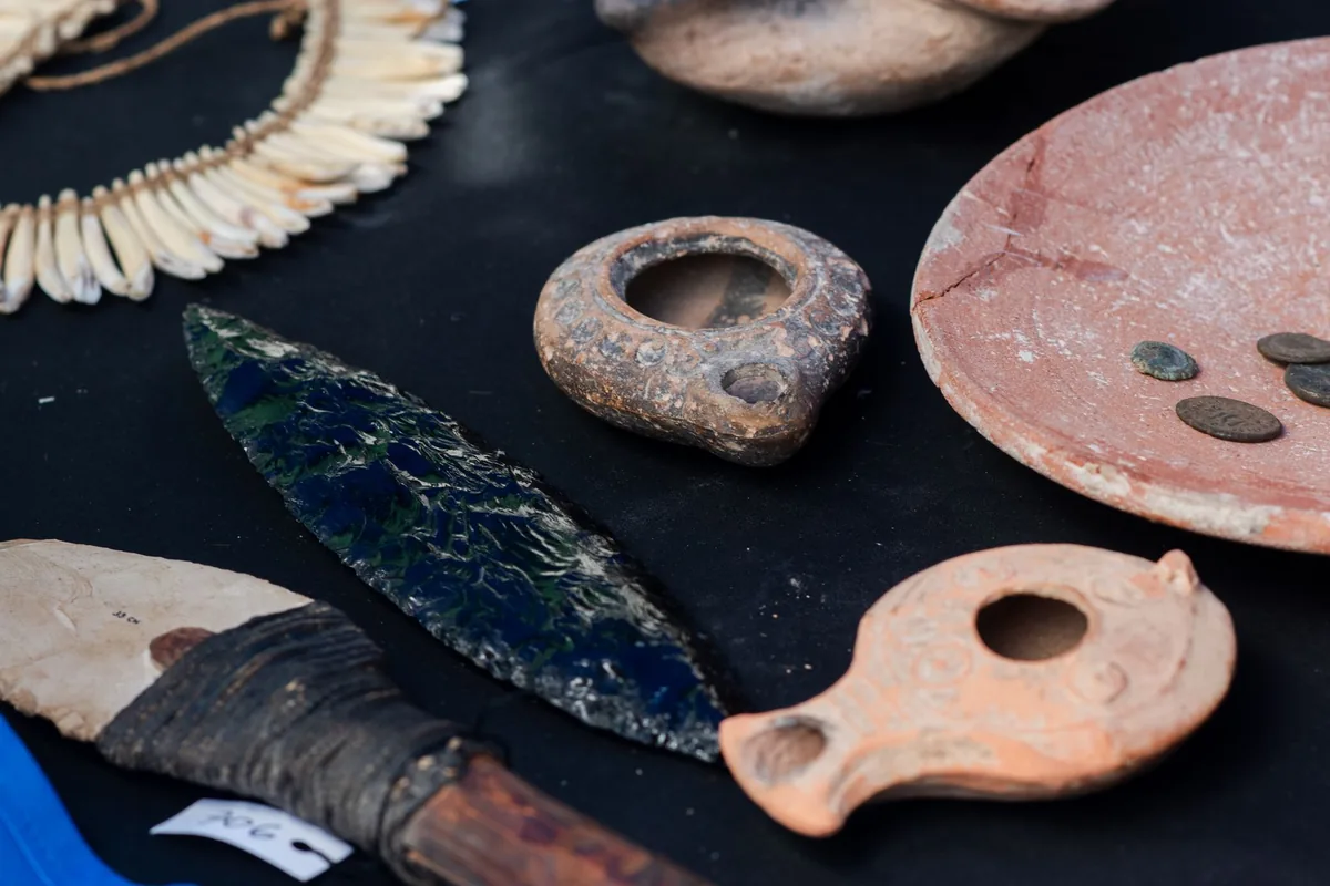 archeologické nálezy vystavené na stole