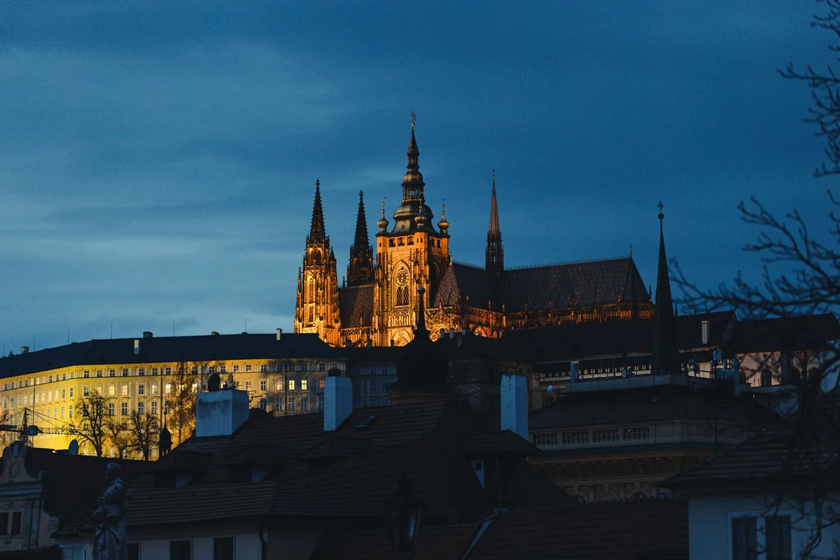 Pražský hrad osvětlený za soumraku
