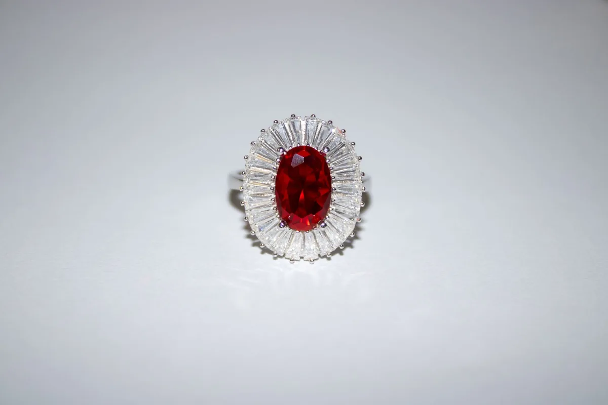 prsten s červeným kamenem a diamanty