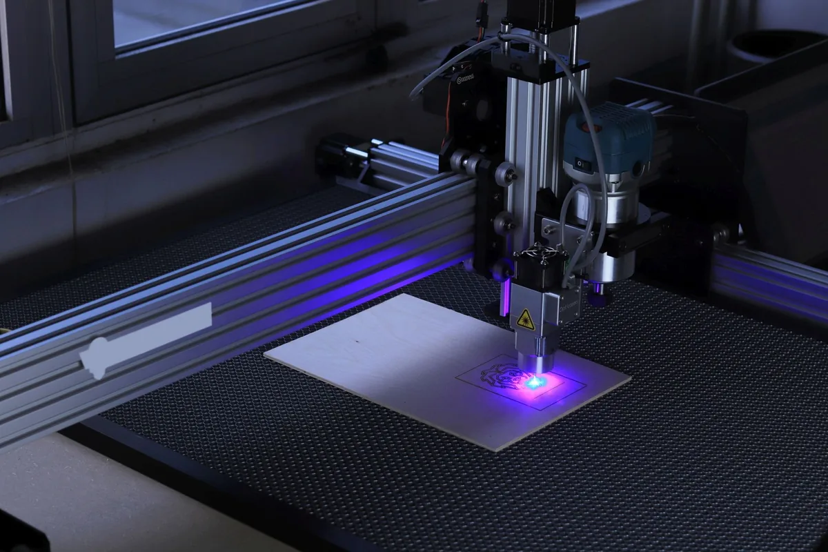 laserové gravírování dřevěné destičky ve tmě