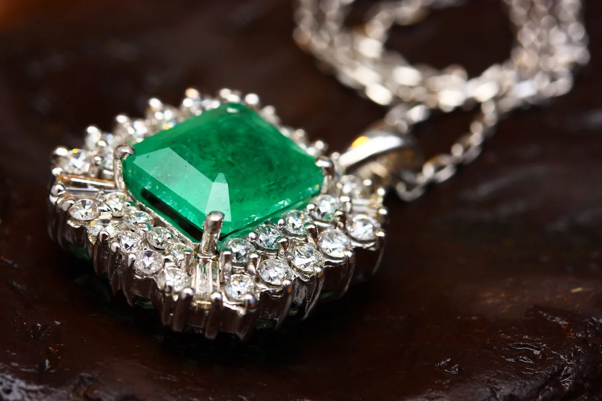 přívěsek se zeleným kamenem a diamanty