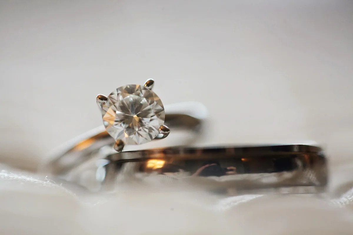 detail prstenu s diamantem a bílým kovem