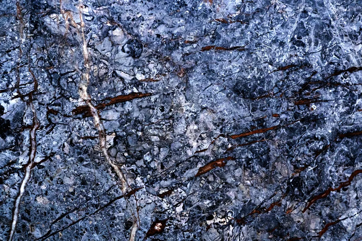 detail kamenné horniny s rezavými žilkami